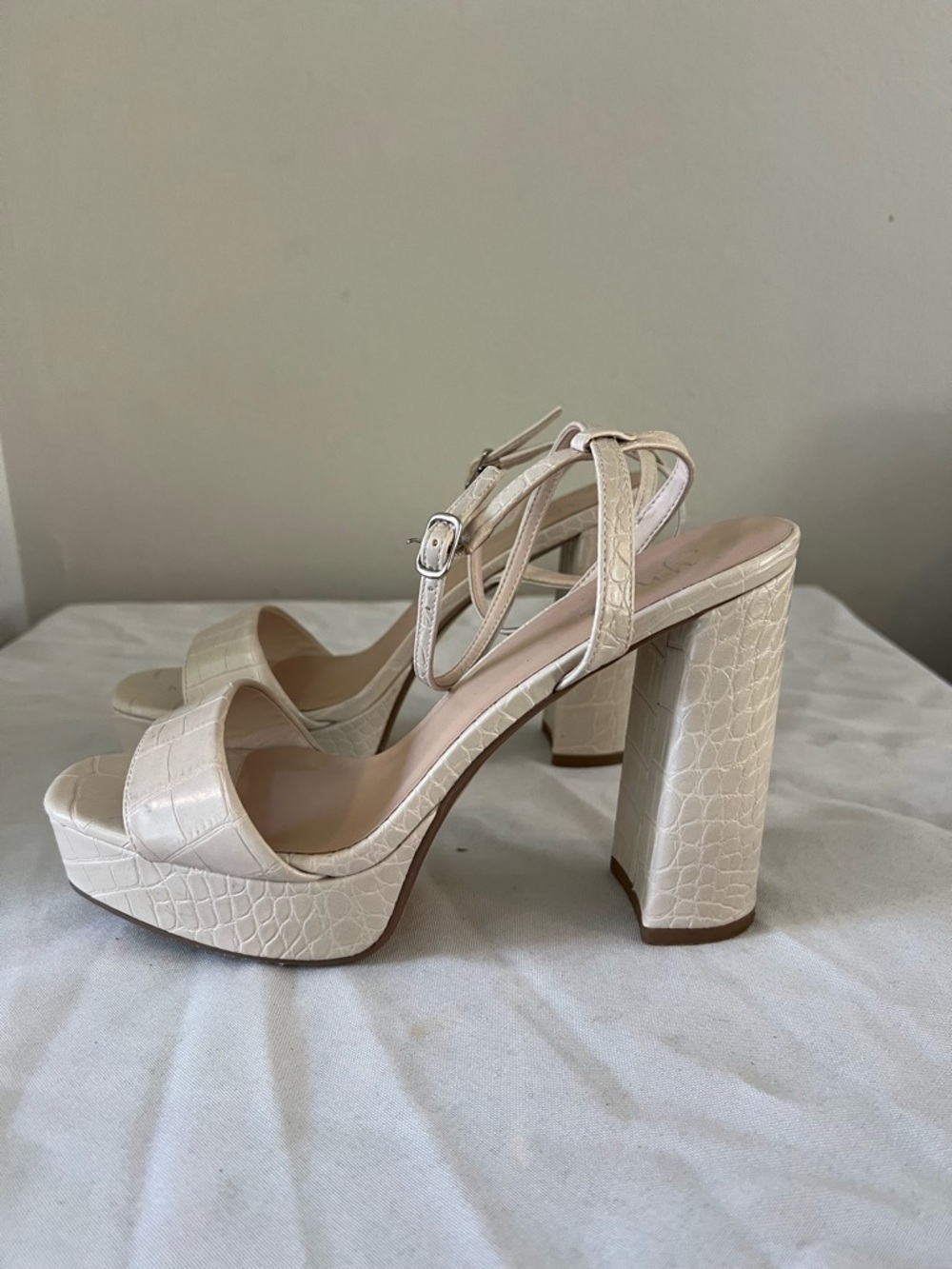 Beige Croc Embossed Platform Heels Ankle Strap Block Heel Size 8.5 - Picture 3 of 6